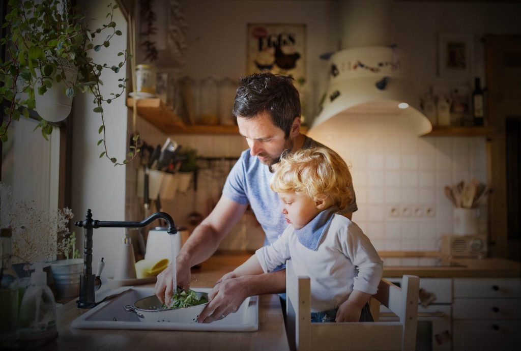 far och son i kök vid handfatet