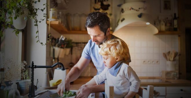 far och son i kök vid handfatet